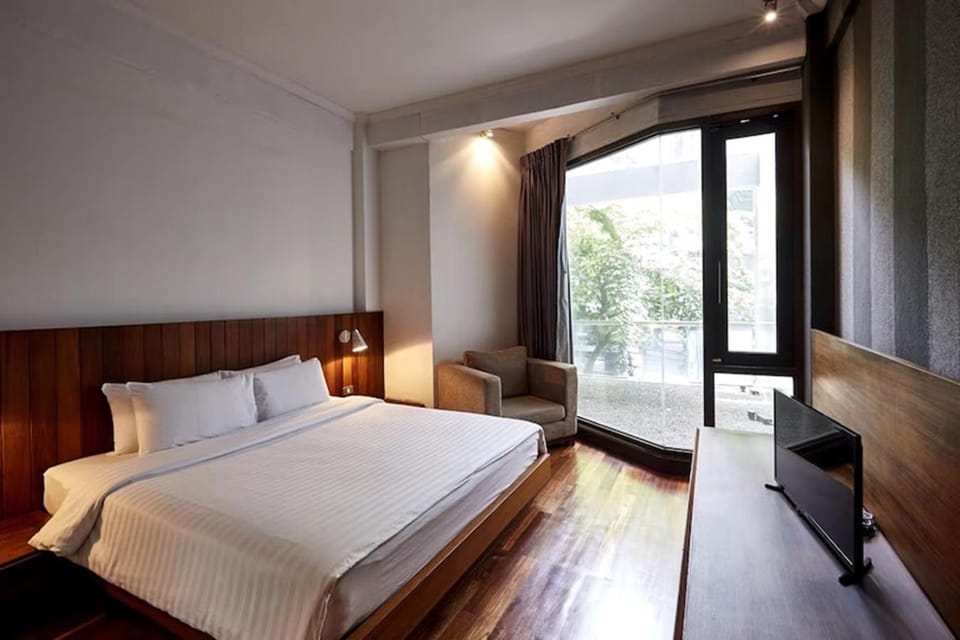 Bed, TV and multimedia, Photo of the whole room, Bedroom