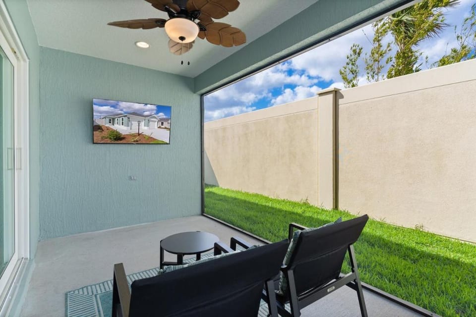 Patio, Day, Garden, TV and multimedia, Evening entertainment