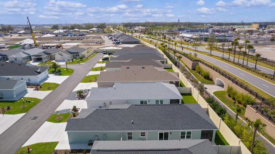 Property building, Day, Neighbourhood, Bird's eye view, City view, Street view, Location, Parking