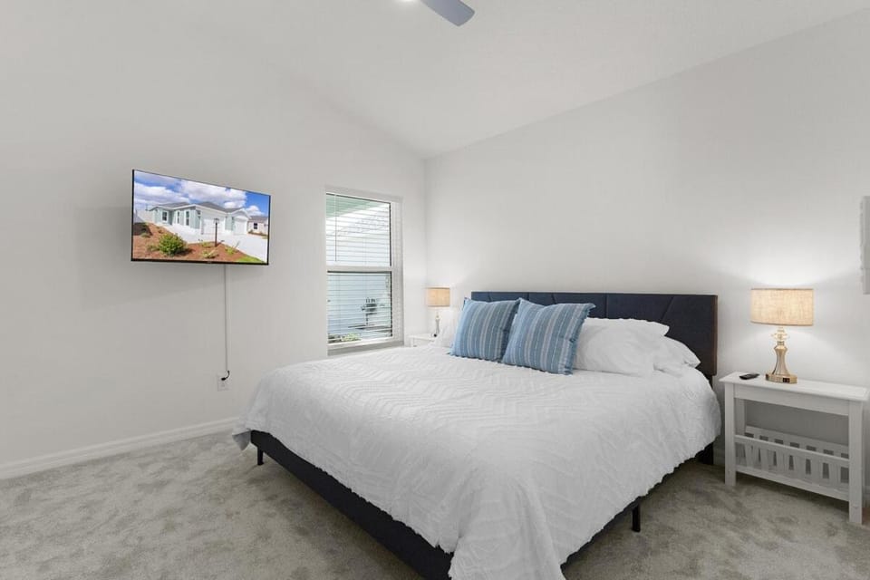 Bed, TV and multimedia, Photo of the whole room, Bedroom