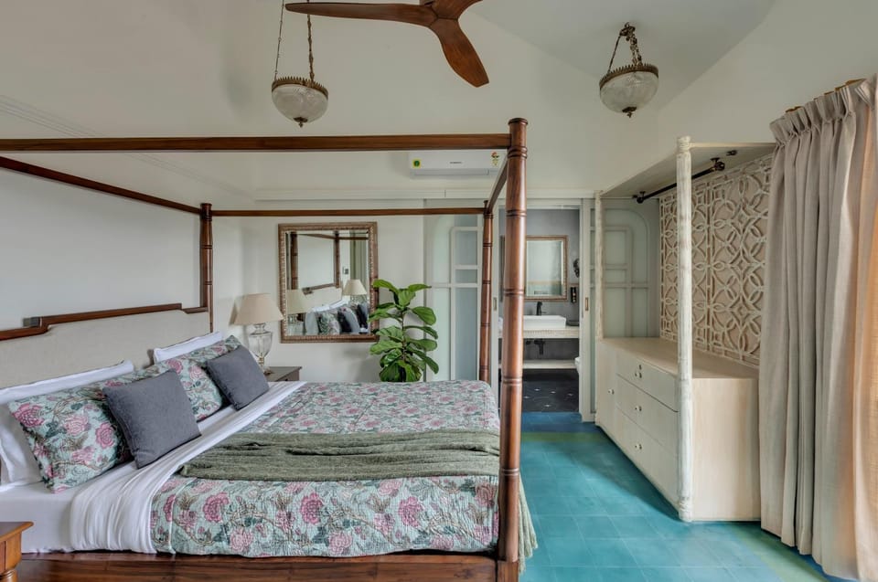 Bed, Photo of the whole room, Seating area, Bedroom, wardrobe