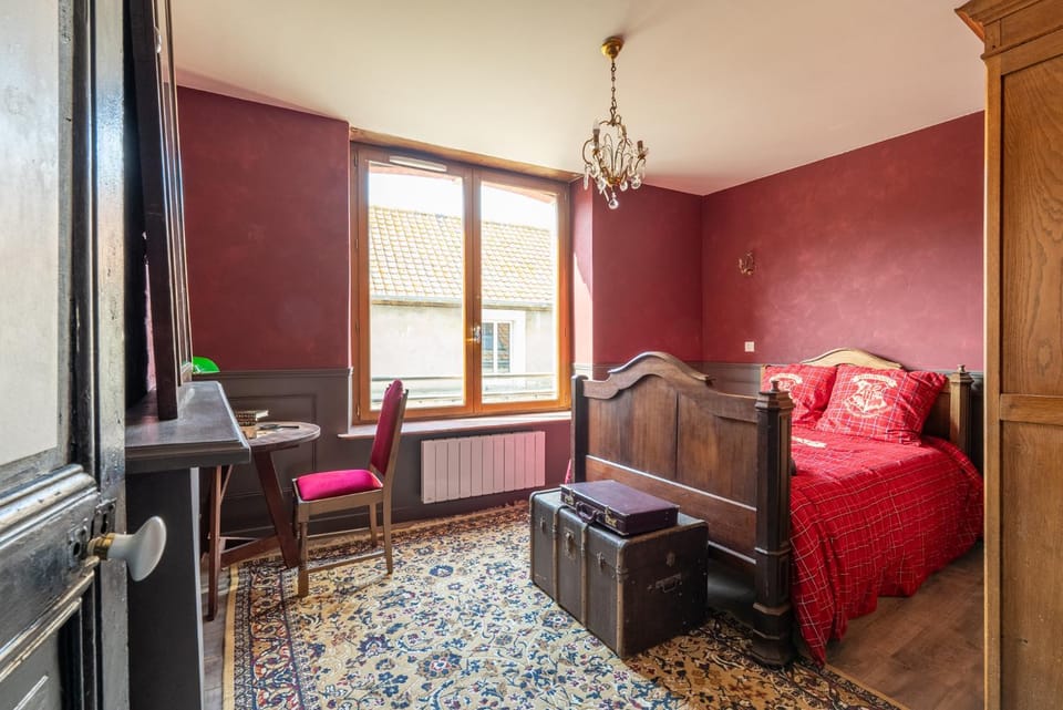 Bed, Photo of the whole room, Bedroom, fireplace, fireplace, storage, storage