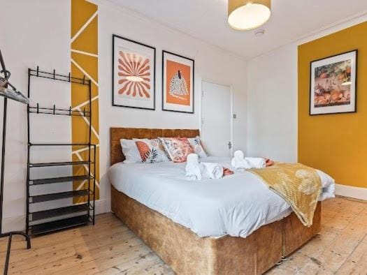 Bed, Bedroom, towels