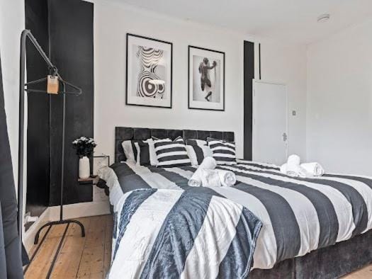 Bed, Bedroom, towels