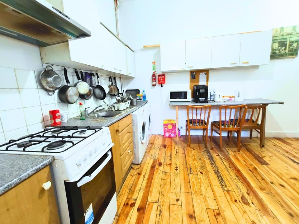 Coffee/tea facilities, Kitchen or kitchenette, Dining area