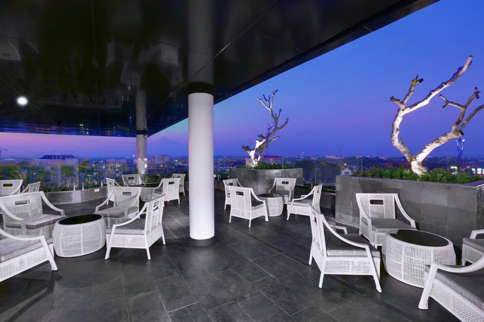 Lounge or bar, City view