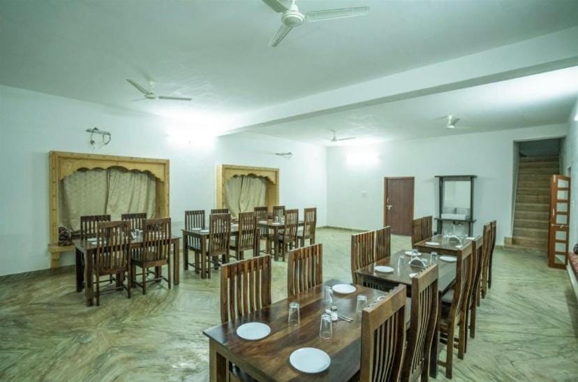 Restaurant/places to eat, Banquet/Function facilities, Dining area, air conditioner