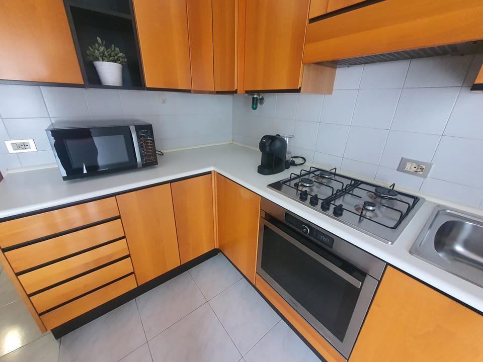 Coffee/tea facilities, microwave, oven, kitchen