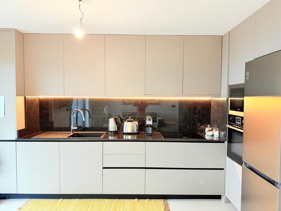 Coffee/tea facilities, Kitchen or kitchenette, oven, stove, toaster