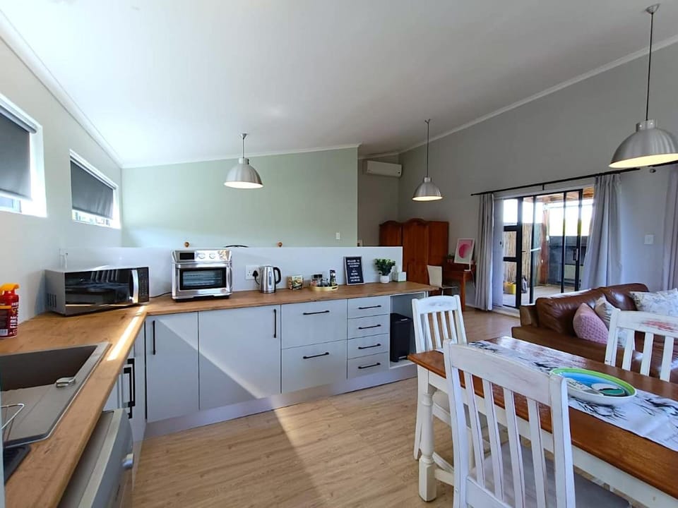 Dining area, kitchen