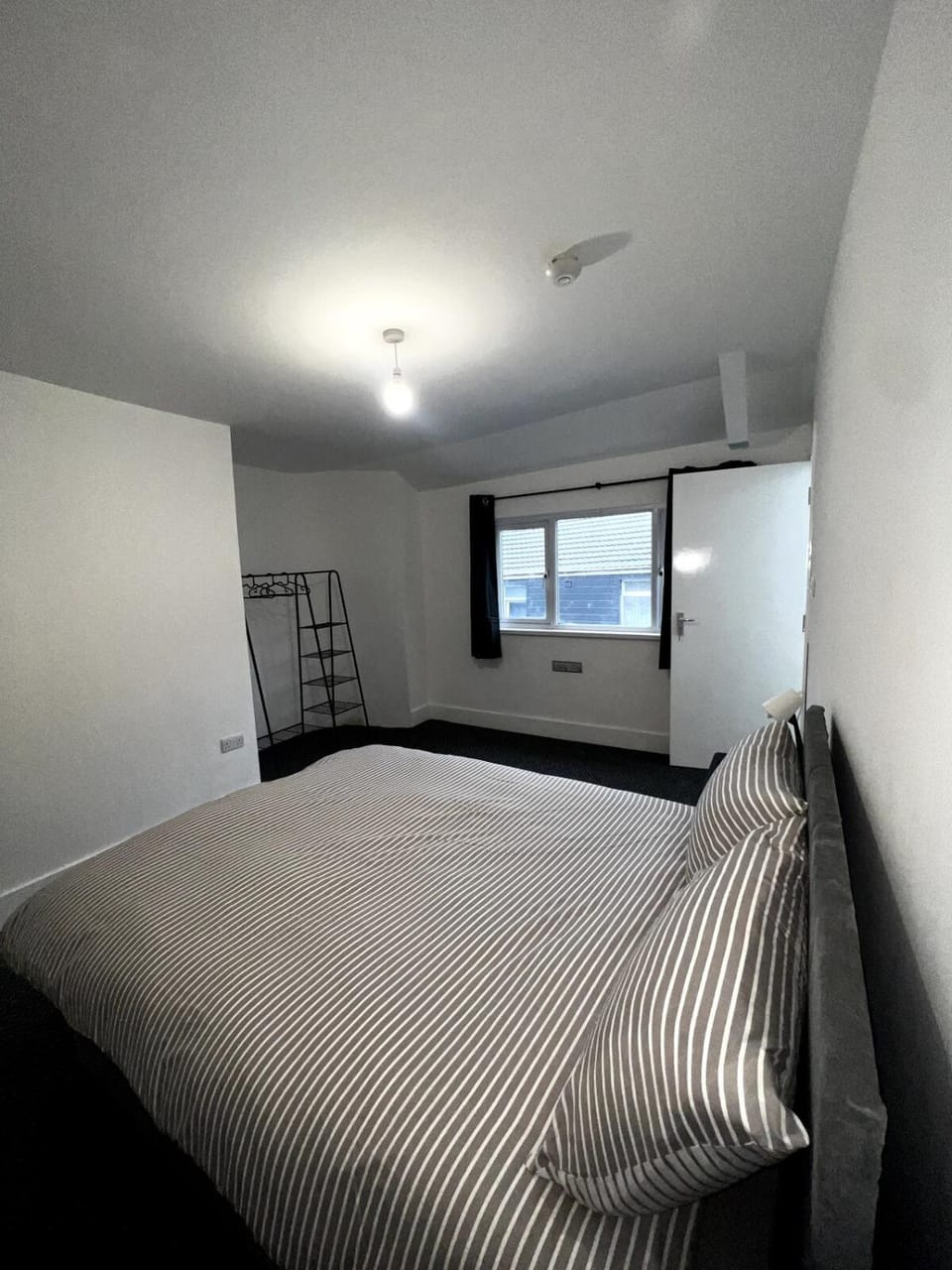 Bright & Spacious 4 Double Bedroom Home for 8 People House in Merthyr Tydfil