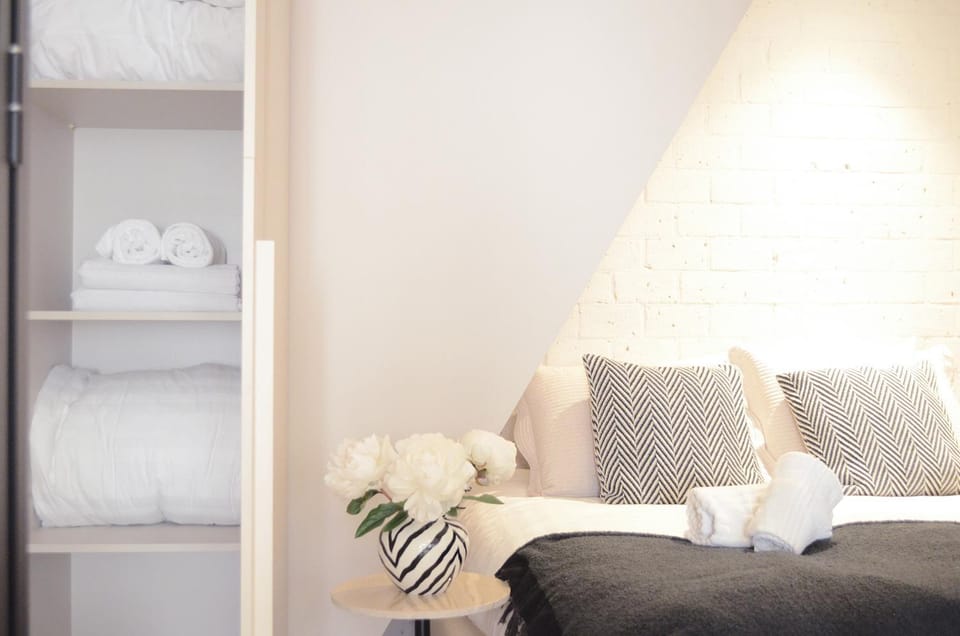 Bed, Bedroom, towels