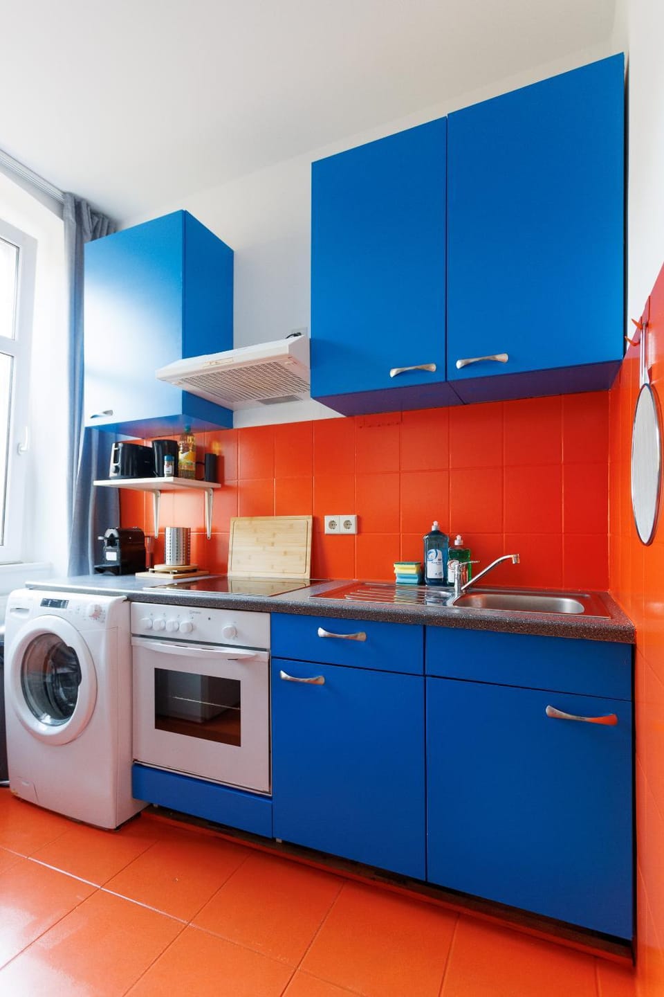 Kitchen or kitchenette, oven, toaster, washing machine