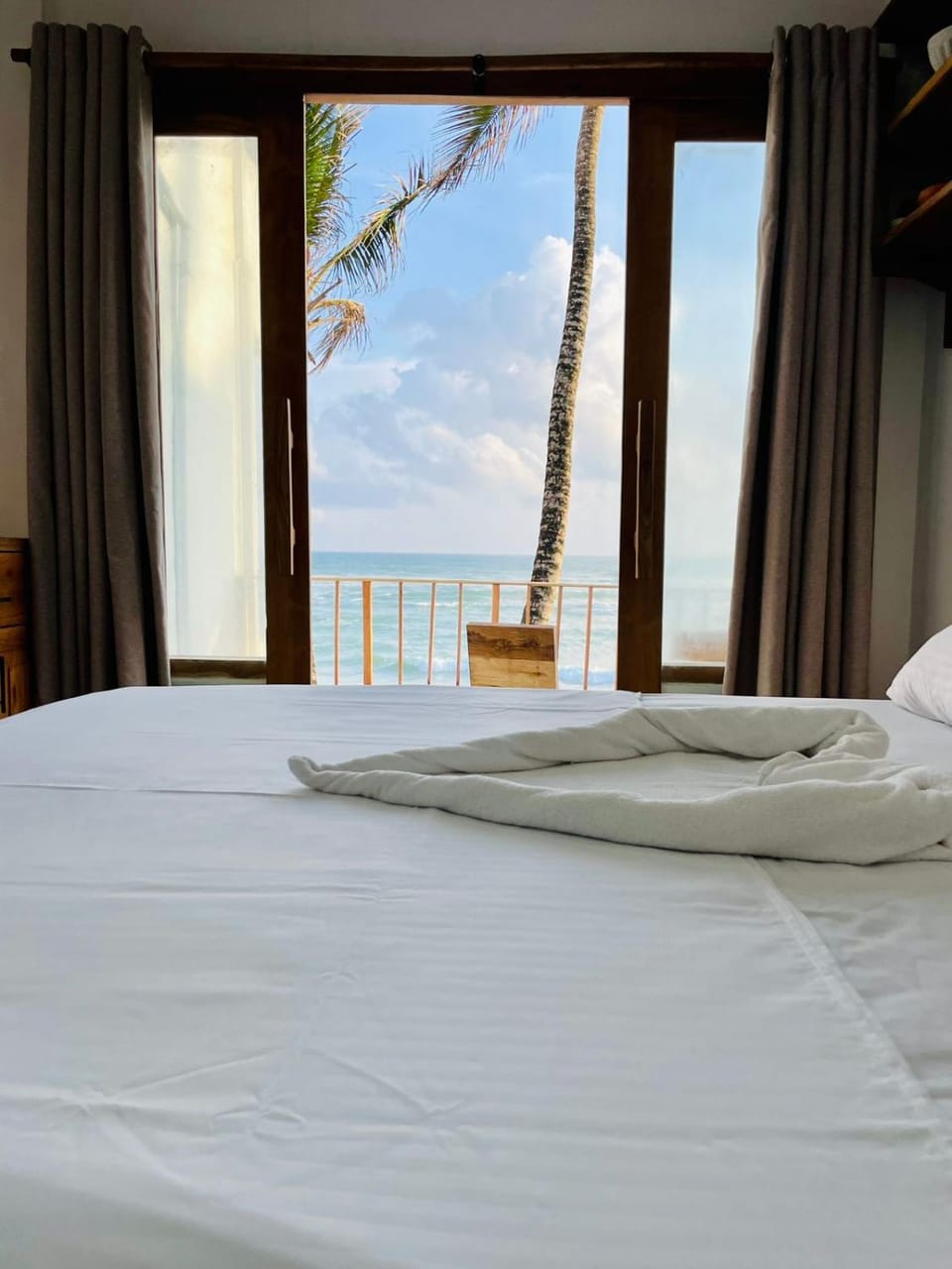Photo of the whole room, Sea view, towels