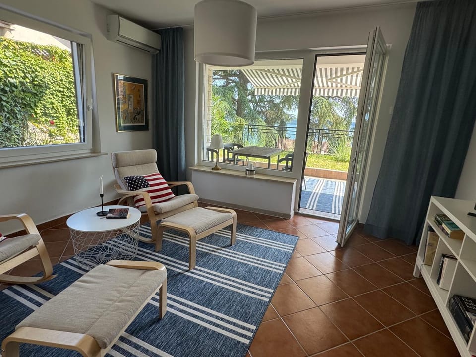 Living room, Sea view, internet, air conditioner