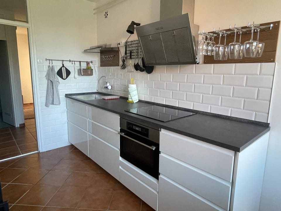 Coffee/tea facilities, Kitchen or kitchenette, microwave, oven, stove, toaster