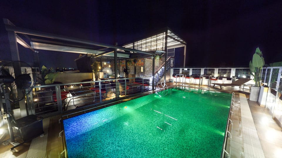 Nightclub / DJ, Swimming pool, Drinks, Alcoholic drinks, Non alcoholic drinks