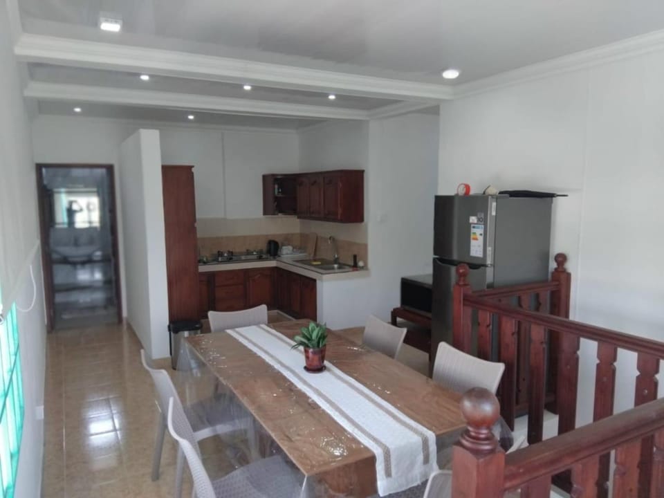 Kitchen or kitchenette, Seating area, Dining area, oven