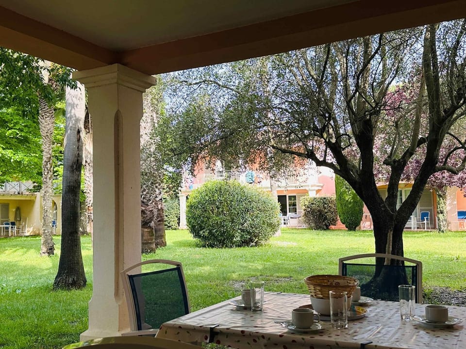 Patio, Day, Natural landscape, Garden, Dining area, Garden view