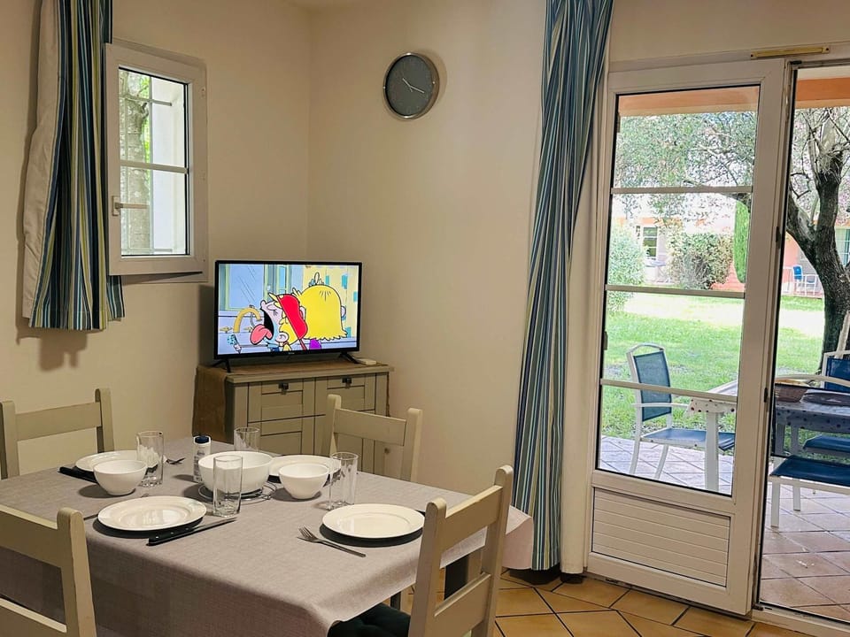 Communal lounge/ TV room, TV and multimedia, Dining area