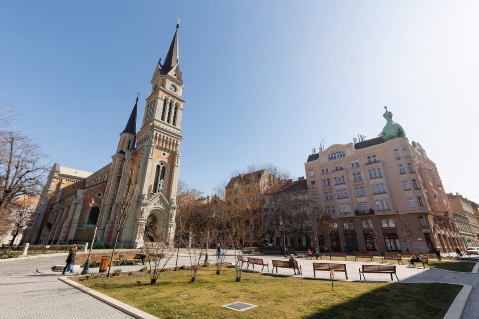 Nearby landmark, Day, Location