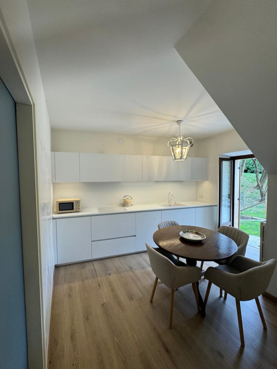 Kitchen or kitchenette, Dining area