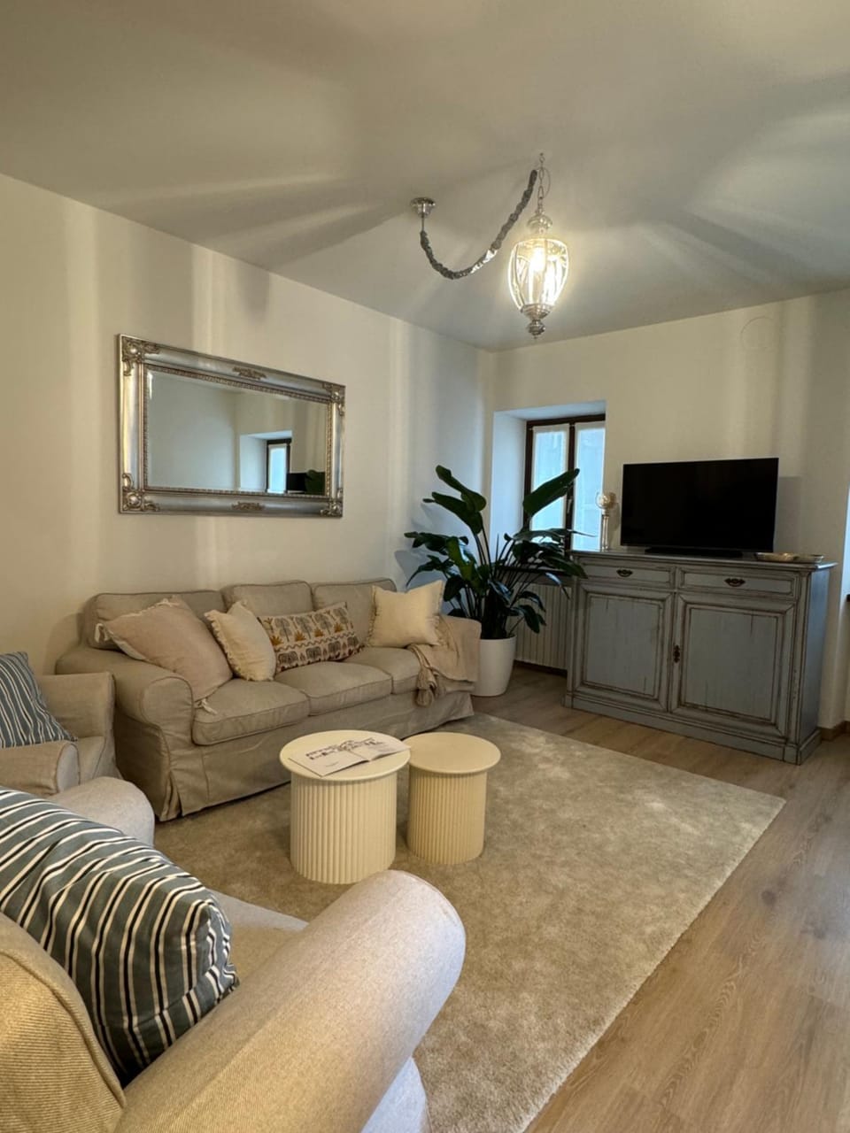 TV and multimedia, Living room, Evening entertainment
