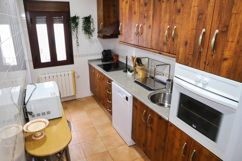Coffee/tea facilities, Kitchen or kitchenette, dishwasher, oven, stove, toaster