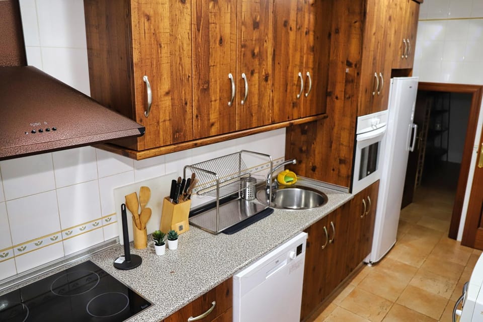 Coffee/tea facilities, Kitchen or kitchenette, dishwasher, oven, stove