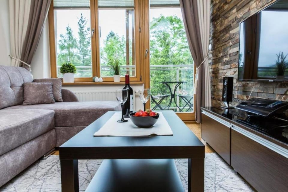 TV and multimedia, Kitchen or kitchenette, Living room, Seating area, Dining area