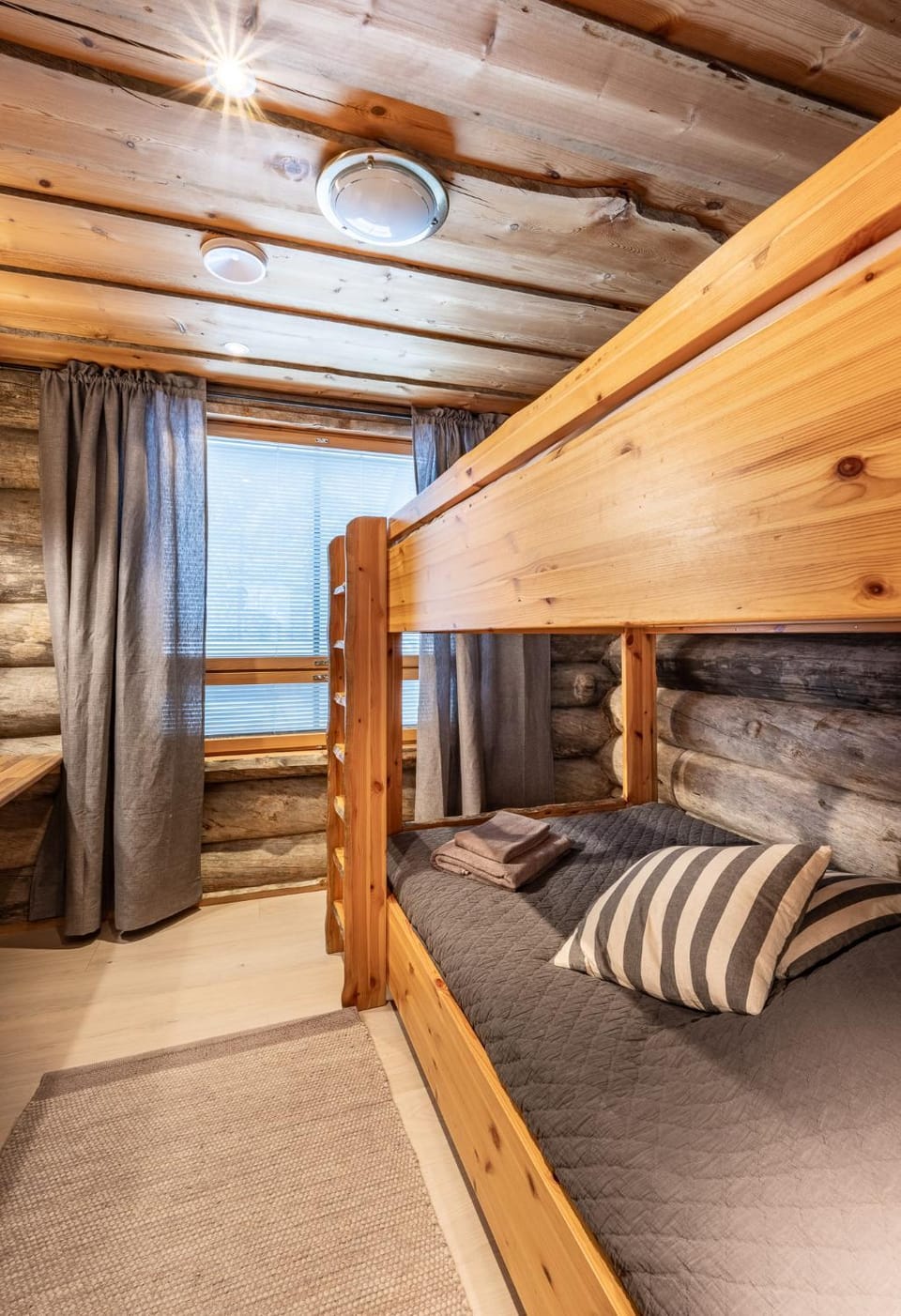 Bedroom, bunk bed
