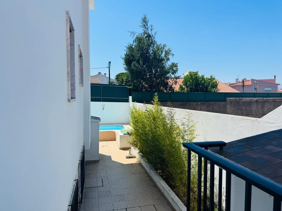 Aomo-casa parede Bed and Breakfast in Lisbon District