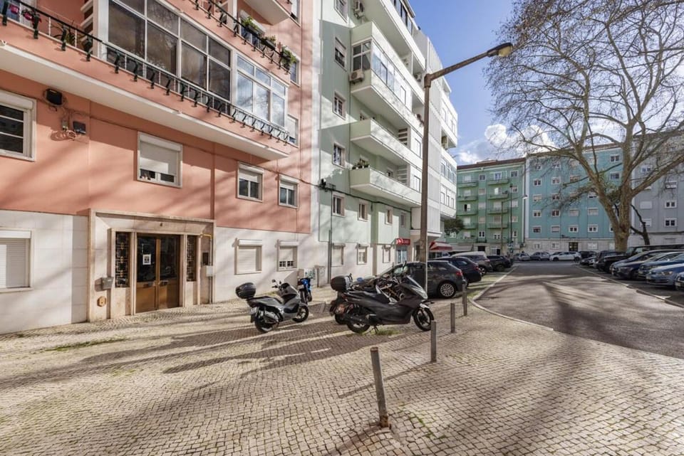 Property building, Day, Neighbourhood, City view, Street view, Location, Parking