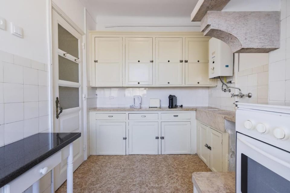 Coffee/tea facilities, Kitchen or kitchenette, oven, stove, toaster