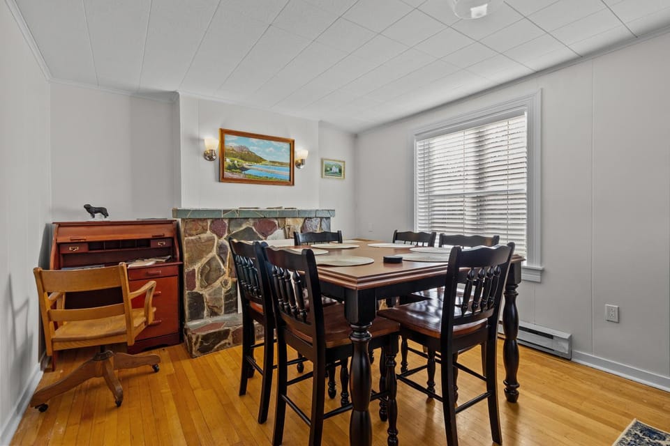 Historic 3BR W Modern Comforts In Holyrood House in Newfoundland and Labrador