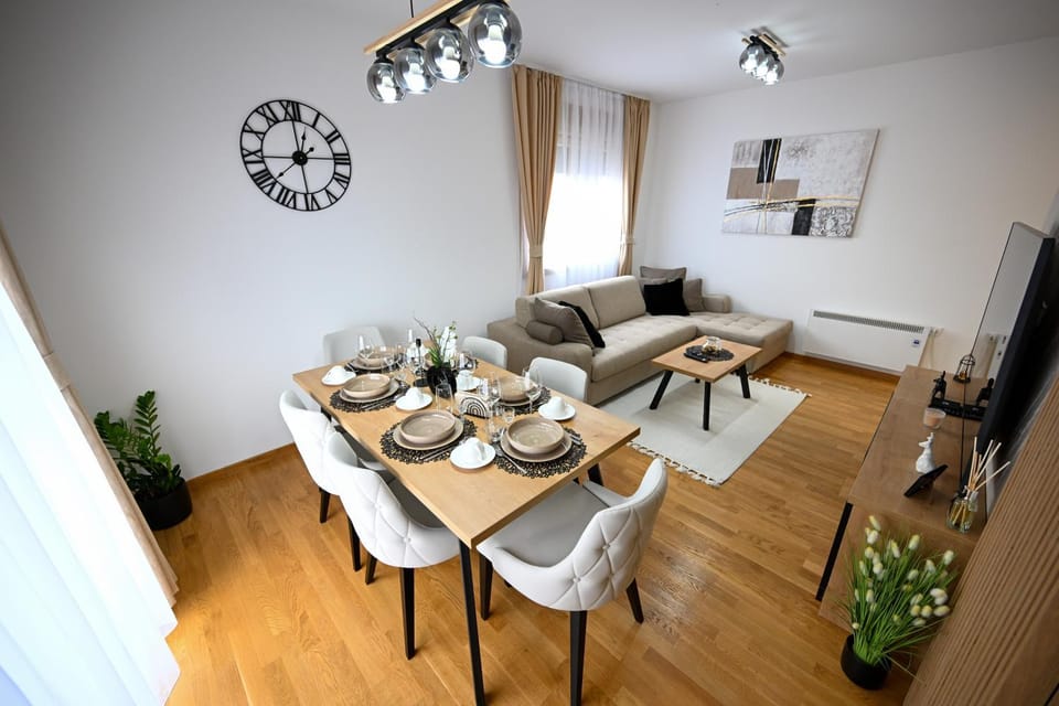 Coffee/tea facilities, Kitchen or kitchenette, Living room, Food and drinks, Seating area, Dining area