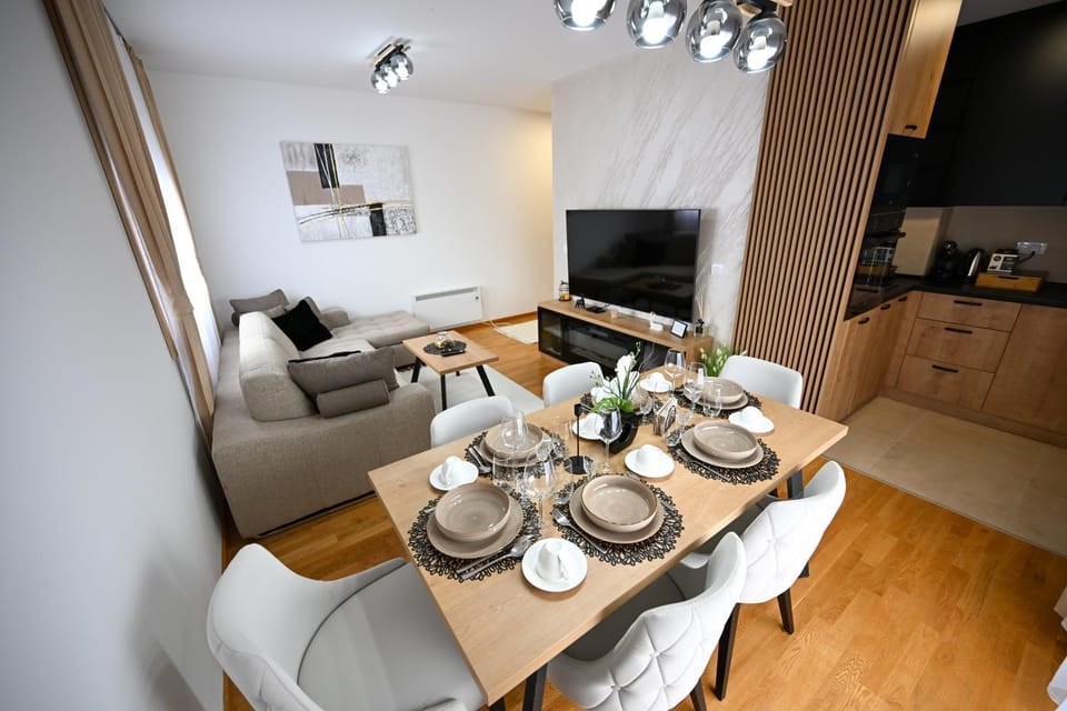 Communal lounge/ TV room, TV and multimedia, Coffee/tea facilities, Kitchen or kitchenette, Living room, Food and drinks, Seating area, Dining area, Evening entertainment, Food