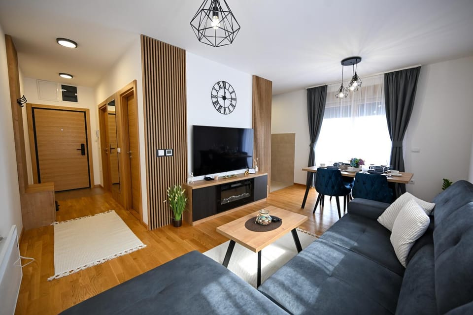 Communal lounge/ TV room, TV and multimedia, Living room, Photo of the whole room, Seating area, Evening entertainment