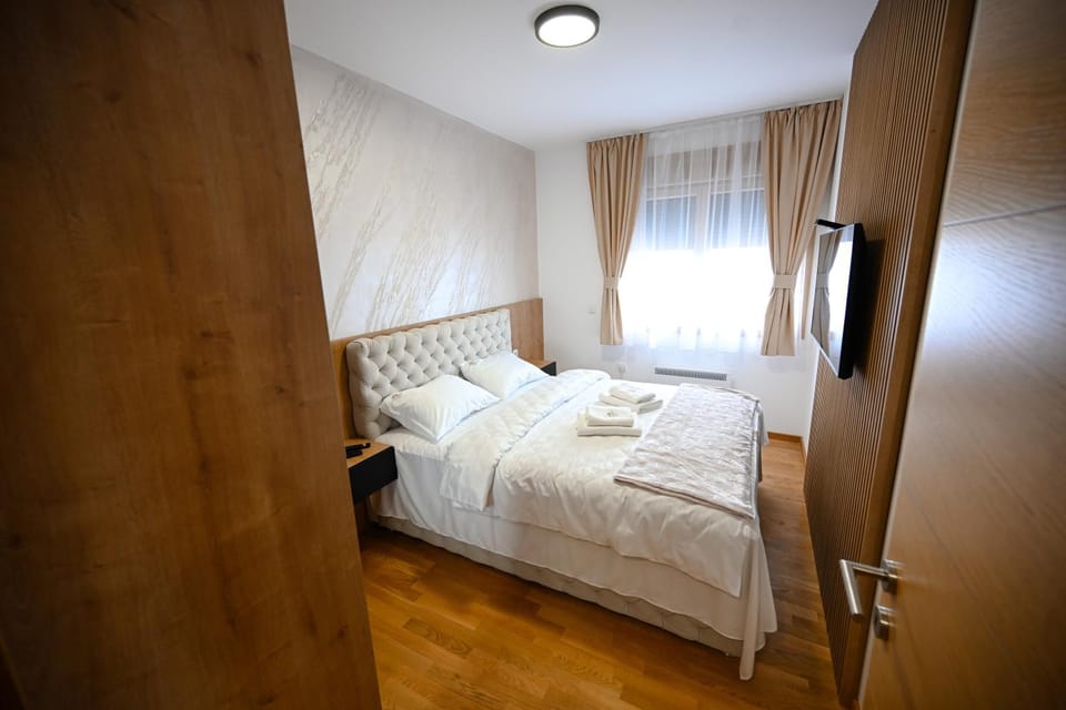 Bed, TV and multimedia, Photo of the whole room, Bedroom, towels, wardrobe