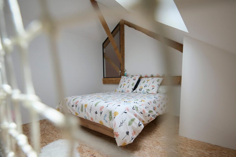 Photo of the whole room, Bedroom