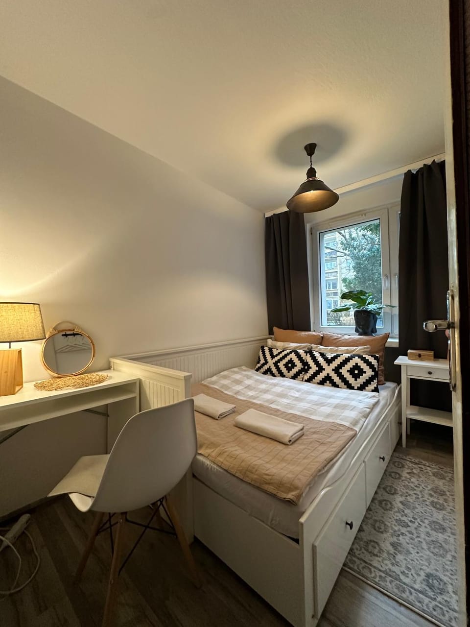 Bed, Photo of the whole room, Bedroom