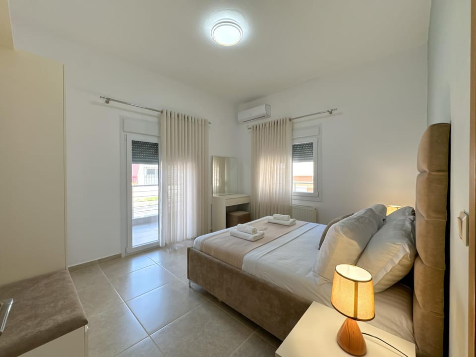 Bed, Photo of the whole room, Bedroom, air conditioner