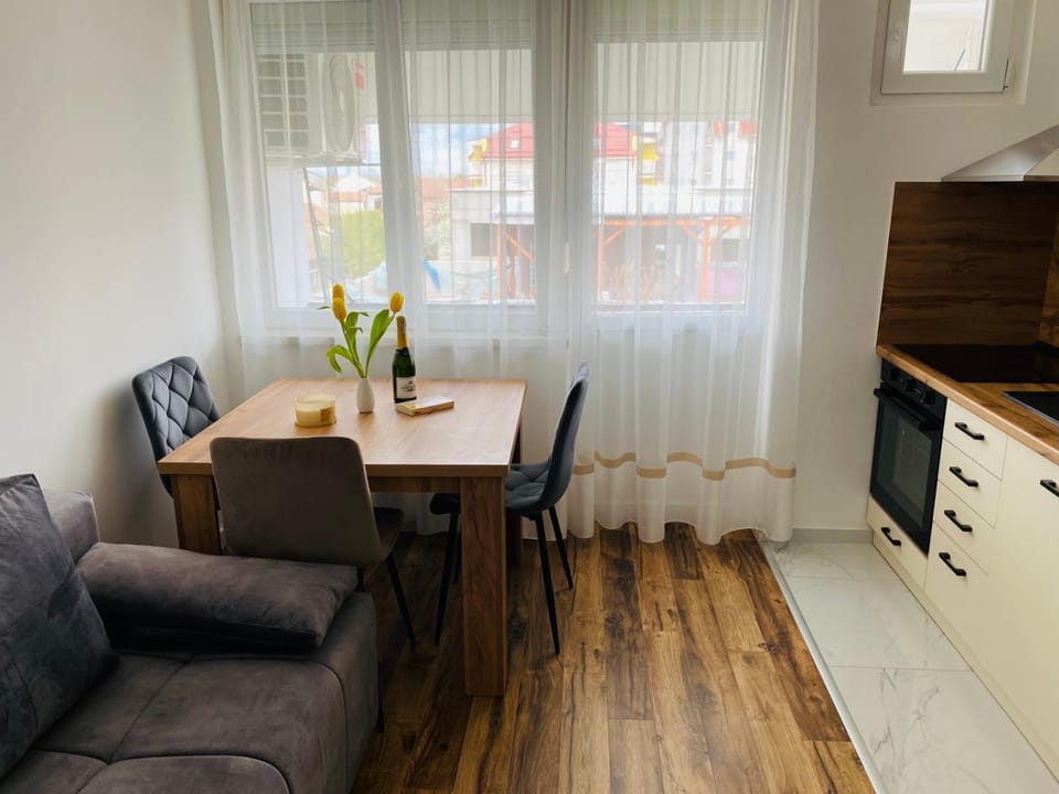 Kitchen or kitchenette, Living room, Seating area, Dining area