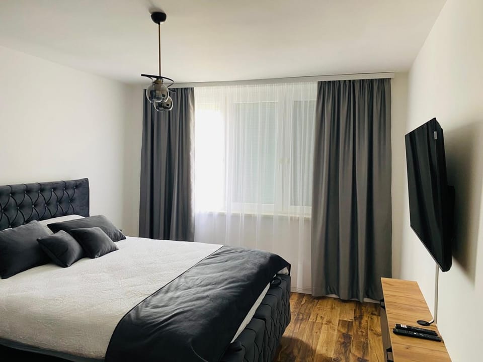 Bed, TV and multimedia, Bedroom
