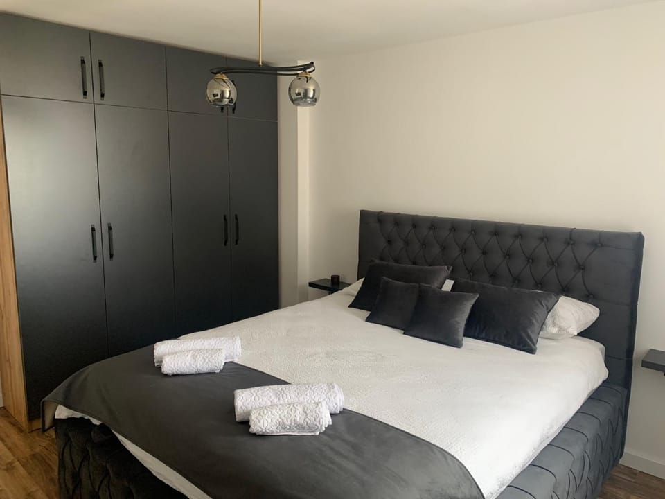 Bed, Bedroom, towels, wardrobe