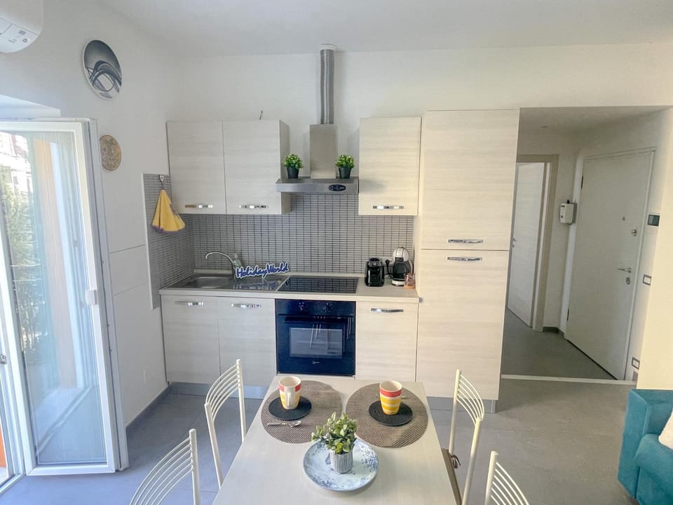 Kitchen or kitchenette, Dining area, oven, stove