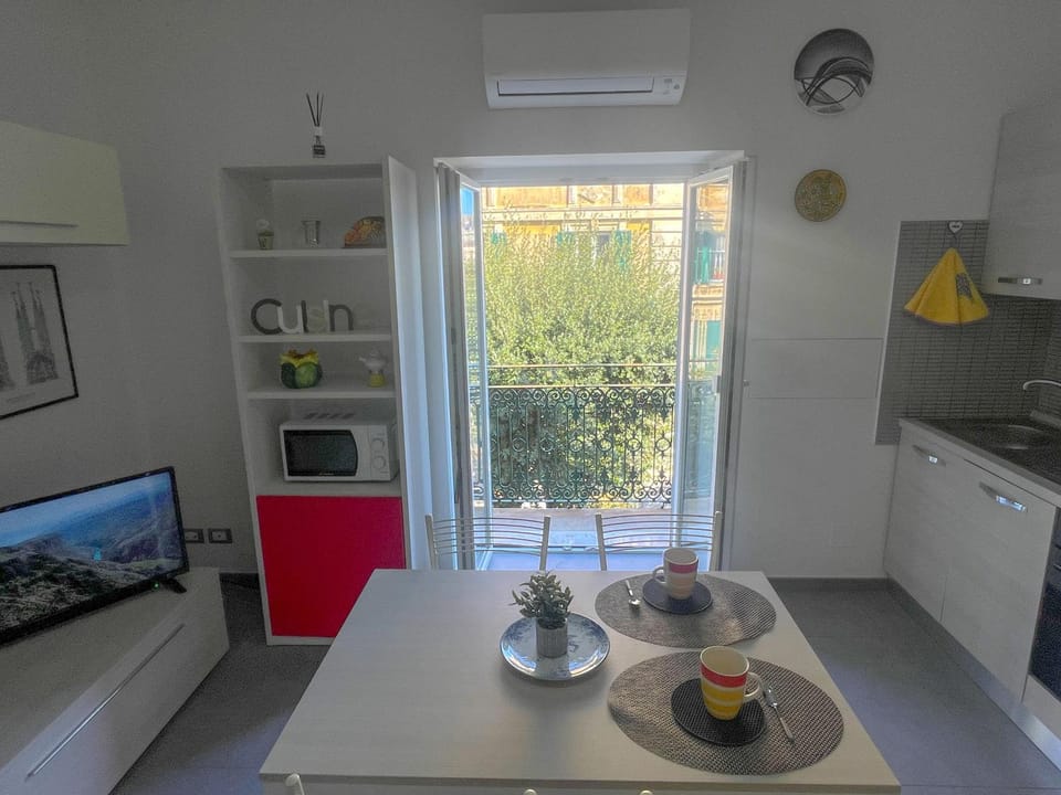 Kitchen or kitchenette, Dining area, air conditioner