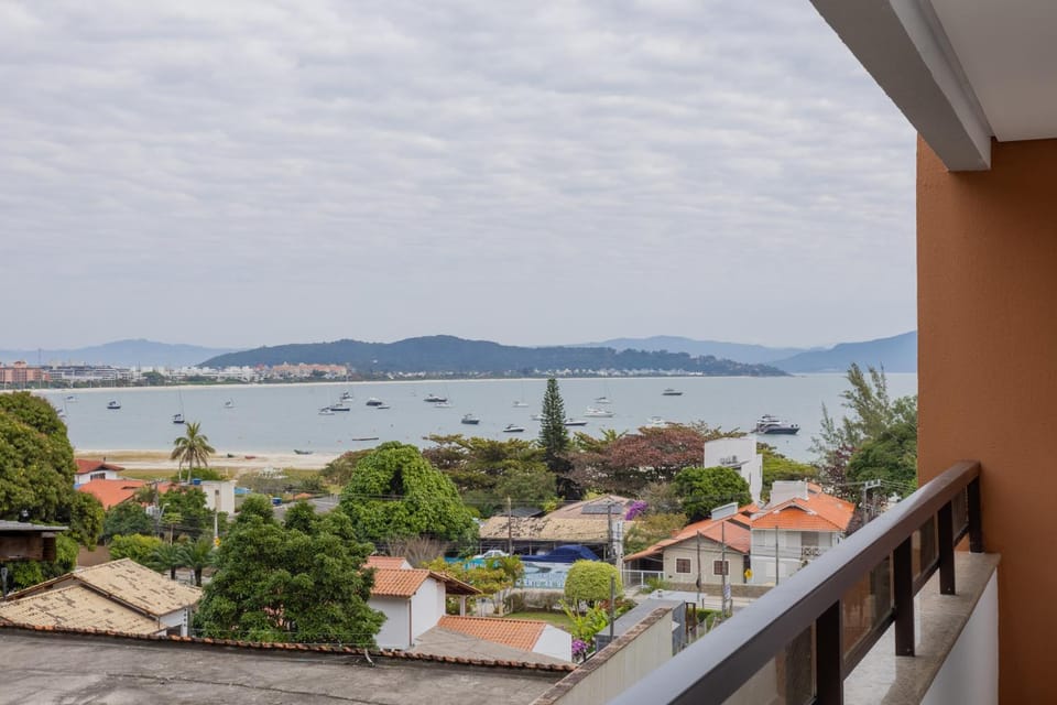 Apt de dois quartos a 50 metros da linda praia Canajure Apartment in Florianopolis