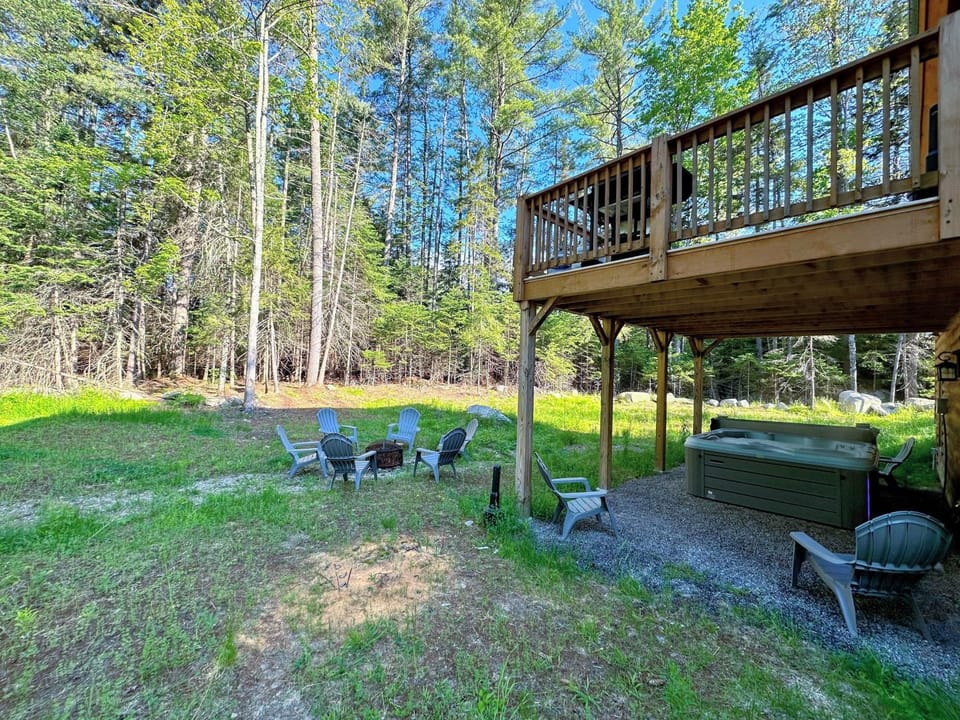 80PVR Log Home 20min to Bretton Woods AC Hot Tub wifi cable fireplace fire pit House in Whitefield