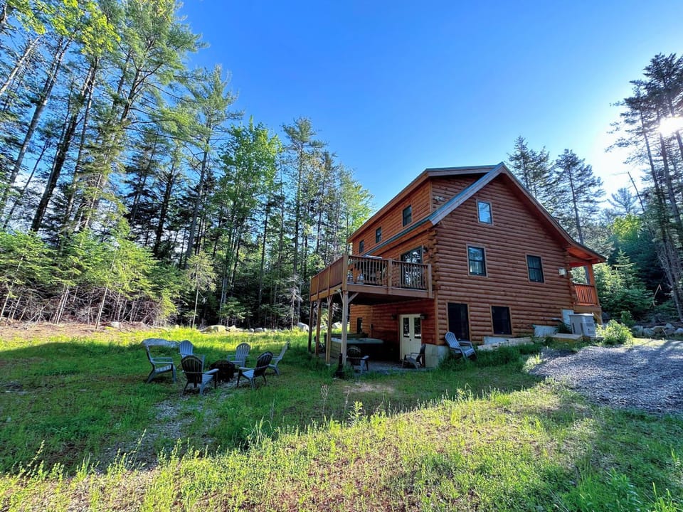 80PVR Log Home 20min to Bretton Woods AC Hot Tub wifi cable fireplace fire pit House in Whitefield